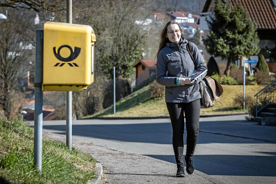 Bei sonnigem Frühlingswetter macht das Flyerverteilen in Unterweissach Lena Weller noch einmal mehr Spaß. Foto: A. Becher 