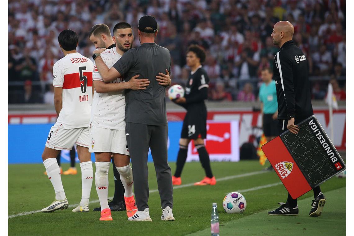 Bei VfB-Trainer Sebastian Hoeneß (mit Stürmer Deniz Undav) ist die Vorfreude auf die Champions League riesig