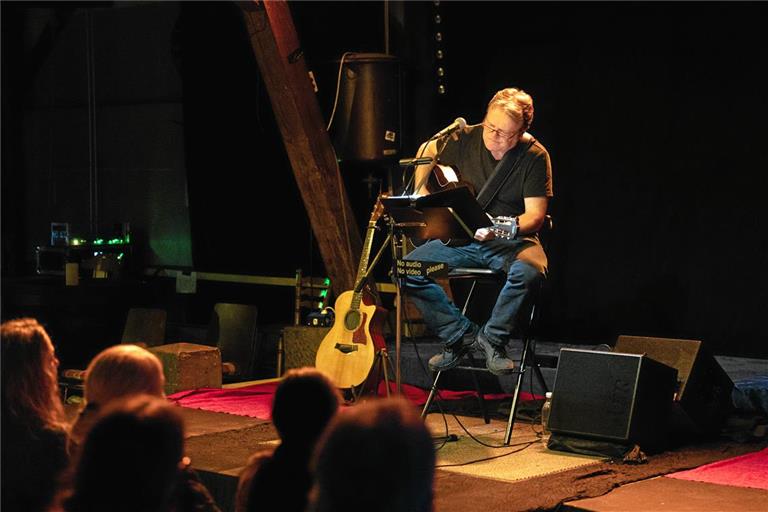 Bei vielen Liedern erzählt Eddy Danco den zuweilen durchaus traurigen oder politischen Hintergrund. Foto: Alexander Becher