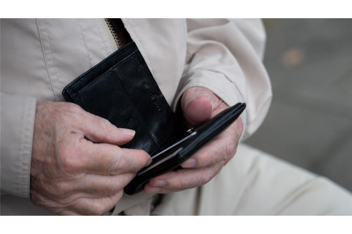 Bei vielen Rentnerinnen und Rentner wandert weniger Geld aufs Konto. (Symbolbild)