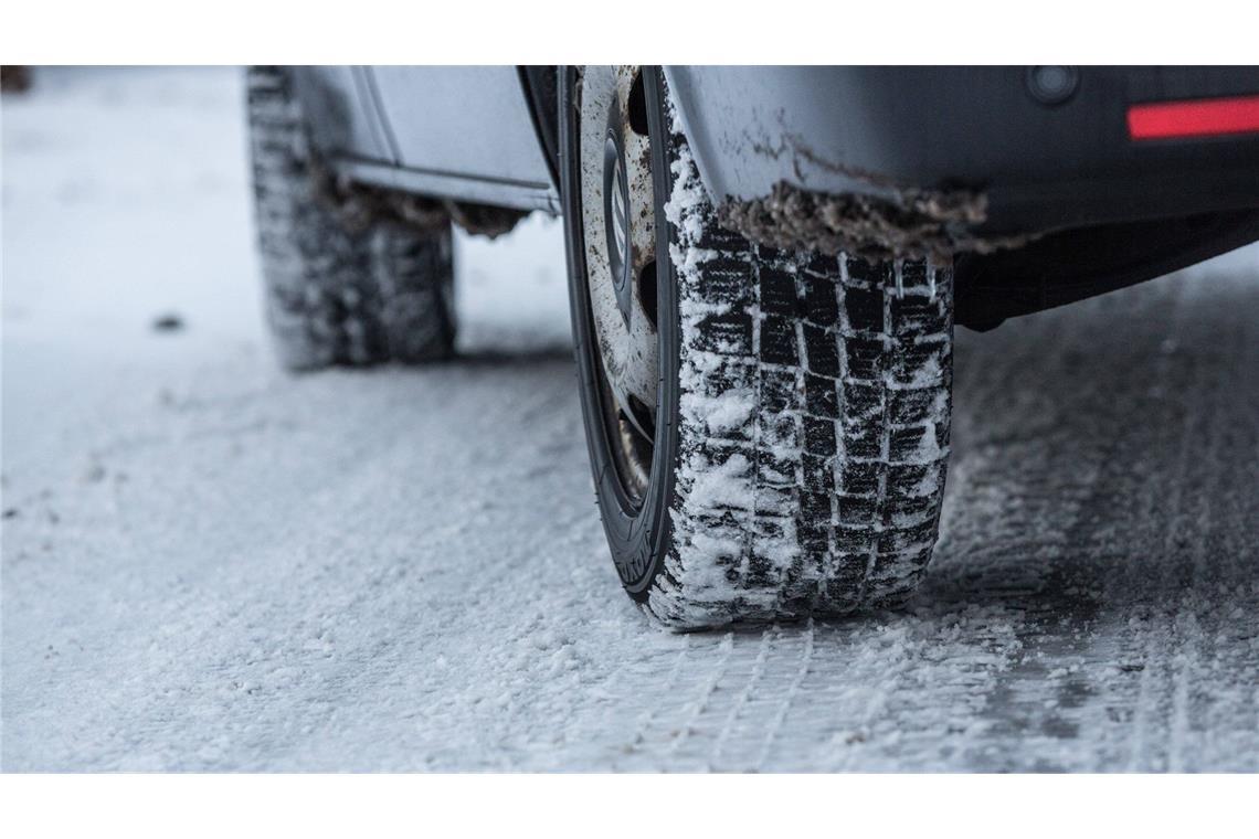 Bei winterlichen Straßenverhältnissen gibt es eine gesetzliche Verpflichtung zu Winterreifen.