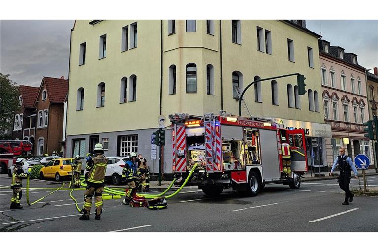 Bei zwei Bränden in Essen sind rund 30 Menschen verletzt worden.