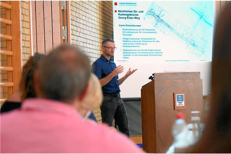 Bei zwei Workshops sind die Weissacher Bürgerinnen und Bürger in die Planungen mit einbezogen worden. Auf dem Foto stellt Ingenieur Robert Wenzel mögliche Maßnahmen aus dem Konzept vor: Schutzstreifen für Radfahrer und eine Radwegbrücke. Archivfoto: Tobias Sellmaier