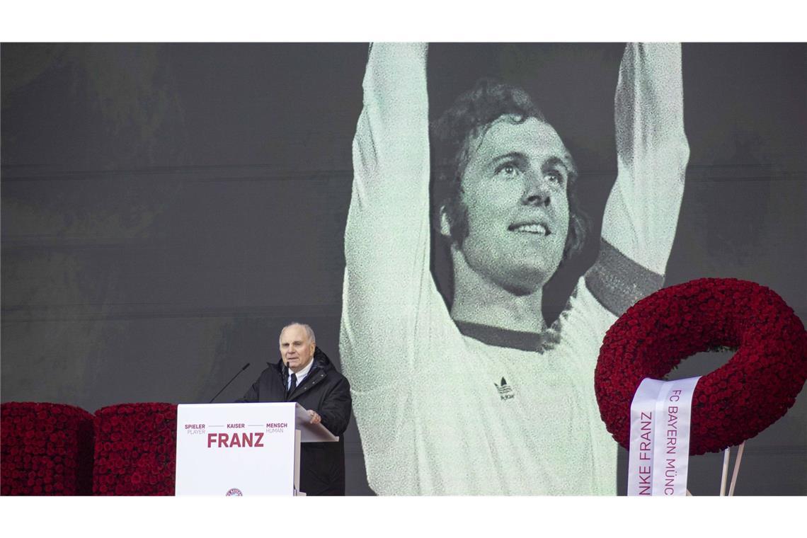 Beim Abschied von Fußball-Legende Franz Beckenbauer sprach Uli Hoeneß am 19. Januar bei einer Gedenkfeier in der Münchner Allianz Arena. Eine Statue vor der Allianz Arena soll künftig an den „Kaiser“ erinnern. (Archivfoto).