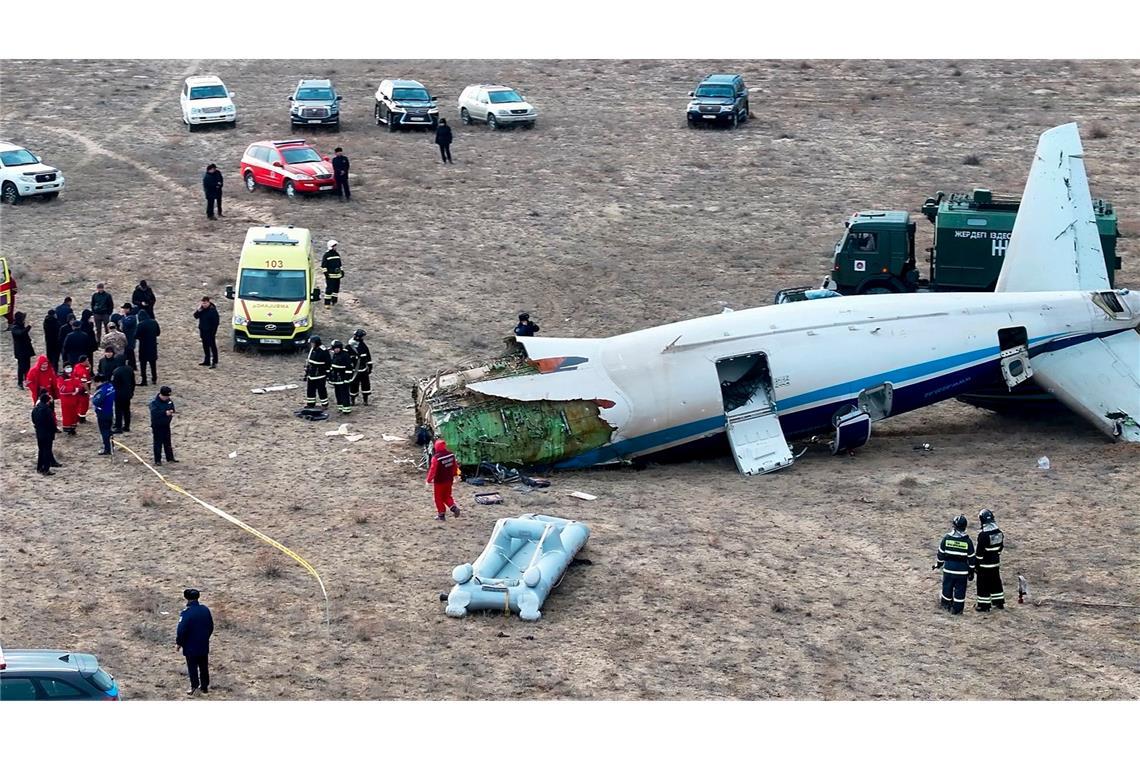 Beim Absturz der Maschine der Azerbaijan Airlines in Kasachstan kamen nach offiziellen Angaben 38 Menschen ums Leben, 29 überlebten teilweise schwer verletzt.