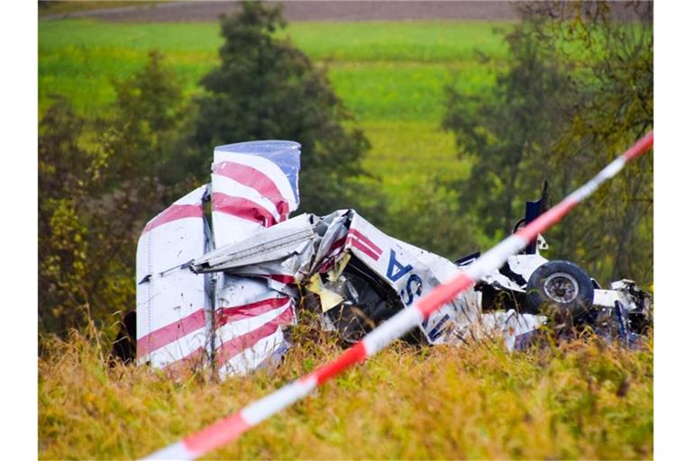 Beim Absturz des Ultraleichtflugzeuges ist im November 2021 ein junger Mann ums Leben gekommen. Foto: Leonard Buchner/Einsatz-Report24/dpa/Archivbild