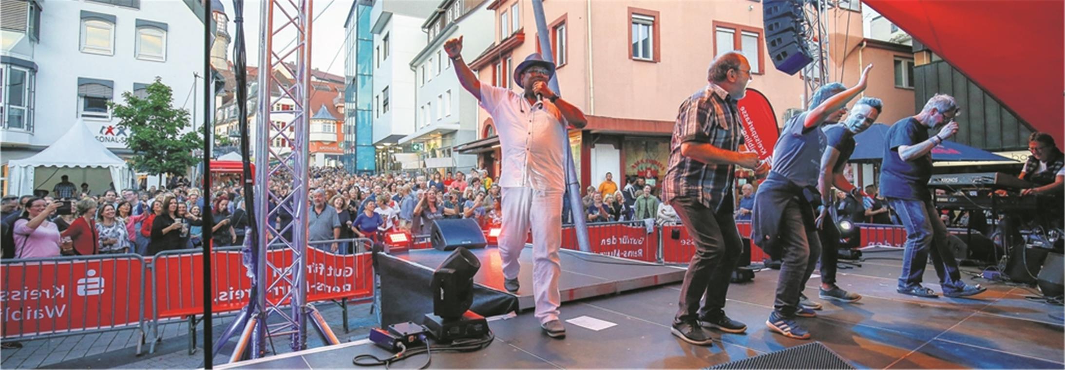 Kalte Abende schrecken Besucher ab Beim Auftritt von MadChick of Soul gestern auf der Kreissparkassenbühne war wie überall am doch noch warmen Montag mächtig was los. Zuschauer durften sogar auf der Bühne tanzen. Foto: A. Becher