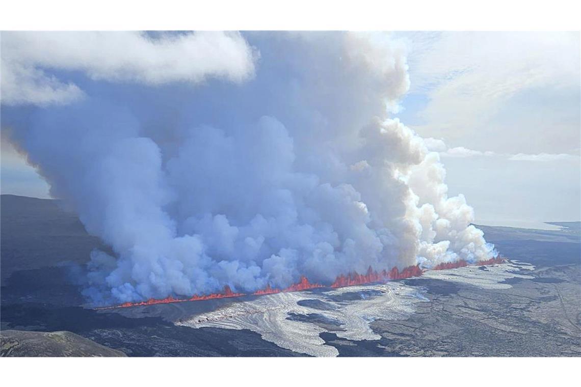 Beim Ausbruch des Vulkans bildete sich eine riesige Rauchwolke.
