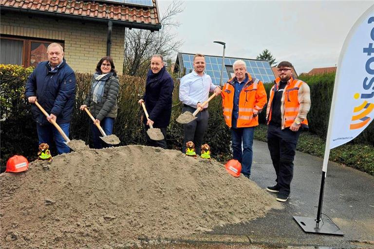 Beim Baubeginn am Spaten (von links): Reiner Gauger (Wirtschaftsförderer), Natascha Bobleter (Ortsvorsteherin von Heiningen), Stefan Setzer (Erster Bürgermeister der Stadt Backnang), Gebietsleiter Kevin Kronenbitter, Johann Schmuck und Justin Yildiz. Foto: Wisotel