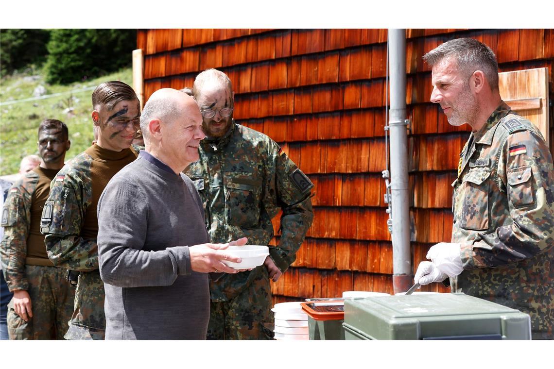 Beim Besuch auf der Reiteralpe zeigt sich Kanzler Scholz zuversichtlich und sieht die Truppe gut gerüstet für die Zukunft.