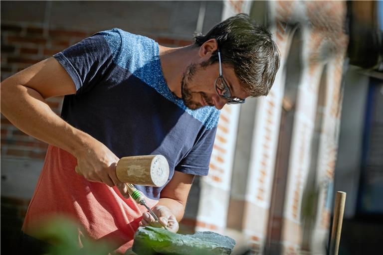 Beim Bildhauerkurs des Kunstvereins Aspach entstehen ganz unterschiedliche Kunstwerke. Foto: Alexander Becher