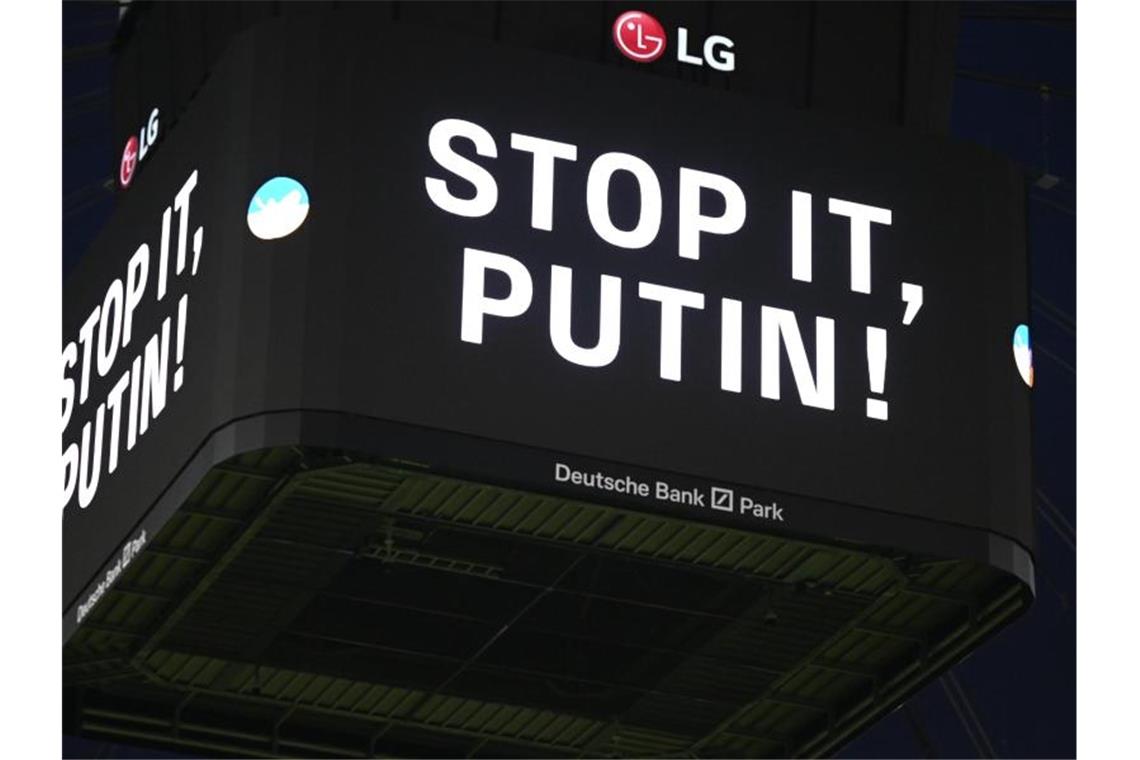 Beim Bundesliga-Spiel Eintracht Frankfurt gegen den FC Bayern München wurden auf dem Videowürfel die Worte „Stop it, Putin!“ eingeblendet. Foto: Arne Dedert/dpa