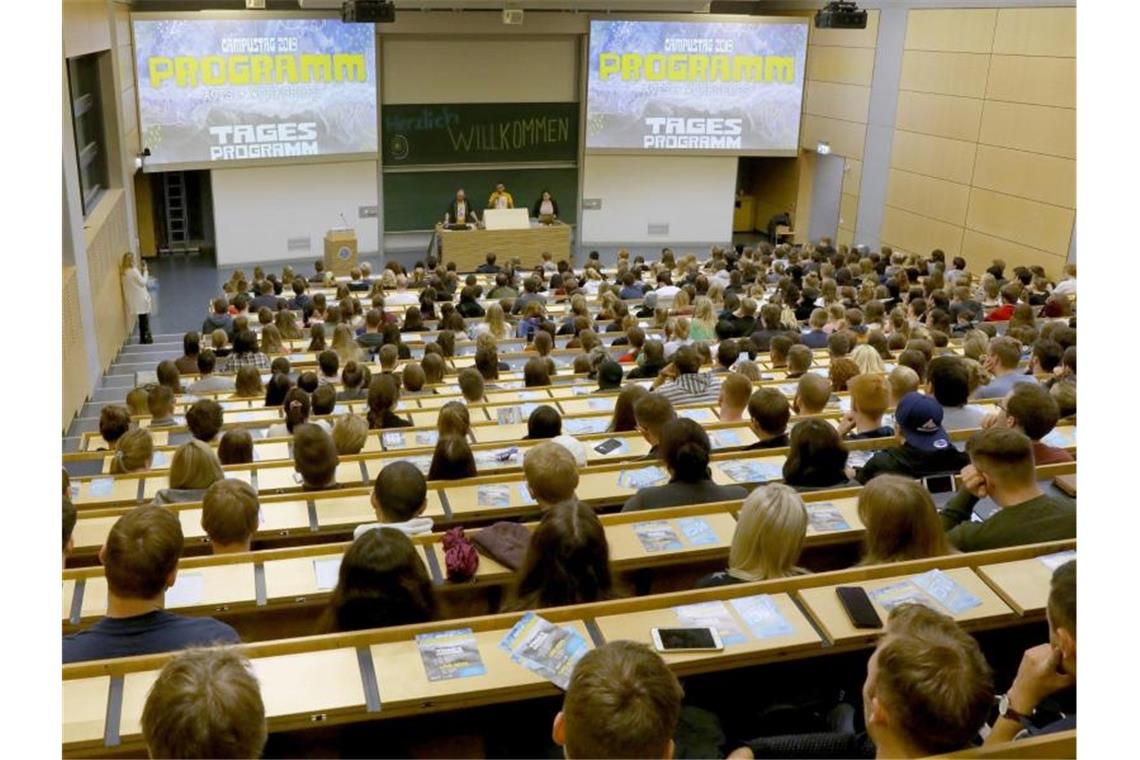 Beim Campustag haben sich die Studienanfänger im Audimax der Universität eingefunden. Foto: Bernd Wüstneck/dpa-Zentralbild/dpa/Archivbild