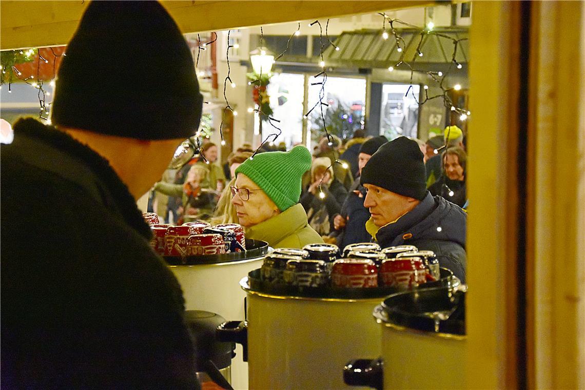 Beim Deutschen Roten Kreuz gibt es am Stand Heißgetränke zum Aufwärmen.