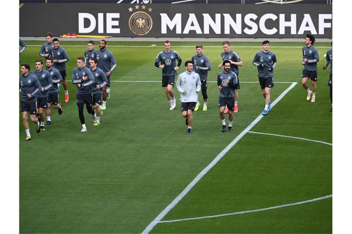 Hofmann positiv getestet - Corona wird Löw-Team begleiten Beim DFB-Team hat es vor dem WM-Qualifikationsspiel gegen Island einen positiven Corona-Test gegeben. Foto: Federico Gambarini/dpa