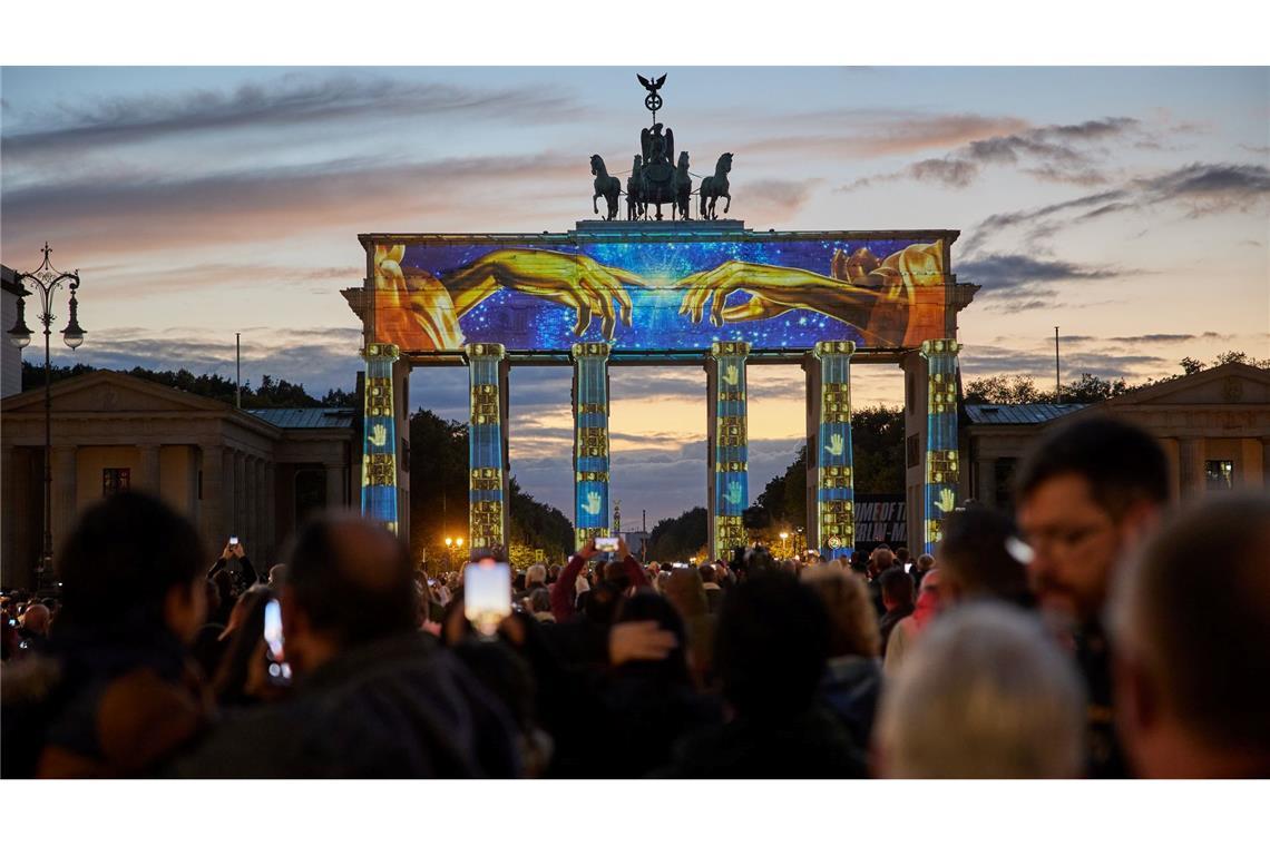 Beim "Festival of Lights" erstrahlt das Brandenburger Tor in bunten Farben.