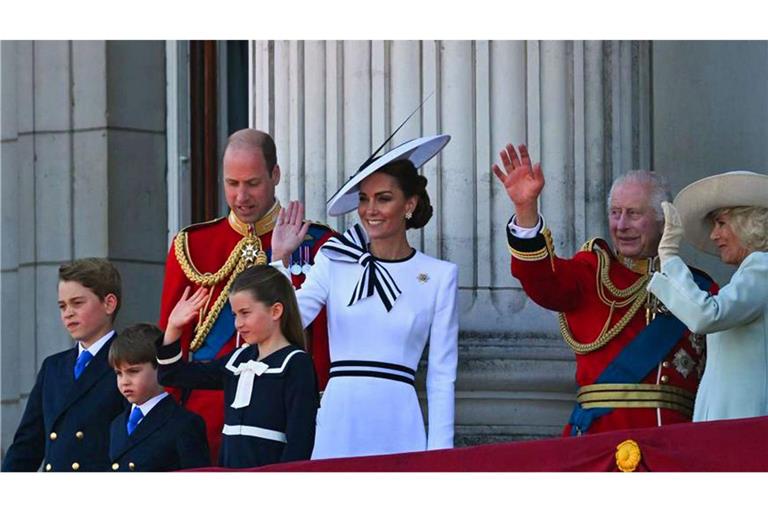 Beim „Fly Past“ stand Prinzessin Kate  an der Seite ihres Schwiegervaters König Charles III. auf dem Balkon des Buckingham Palace.