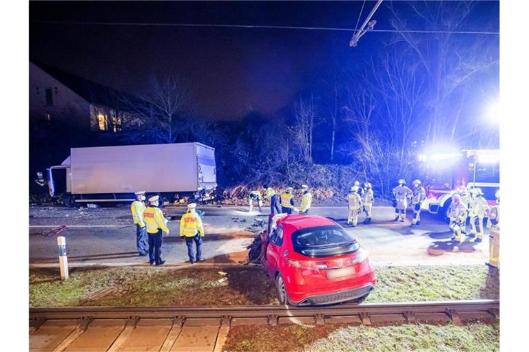 Beim Frontalzusammenstoß eines Autos mit einem Lkw in Remseck (Landkreis Ludwigsburg) ist eine Autofahrerin schwer verletzt worden. Foto: Karsten Schmalz/KS-Images.de/dpa