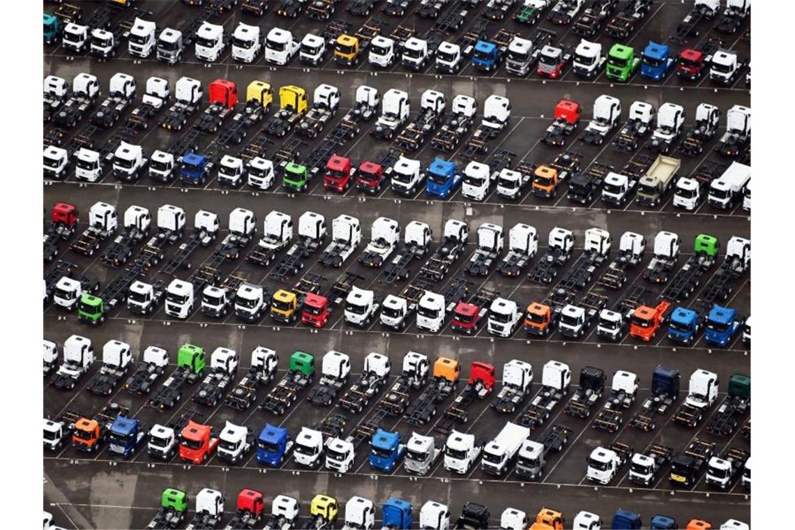 Beim Gelände der Daimler AG im Lkw Mercedes-Benz Werk Wörth stehen Lastwagen. Foto: Uli Deck/dpa/Archivbild