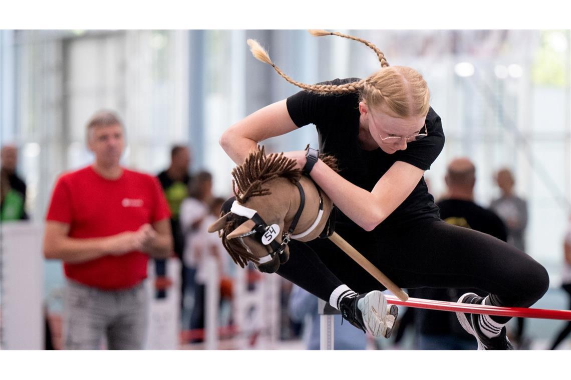 Beim Hobby-Horsing braucht es Ausdauer - die Sportart kommt aus Finnland. (Archivbild)