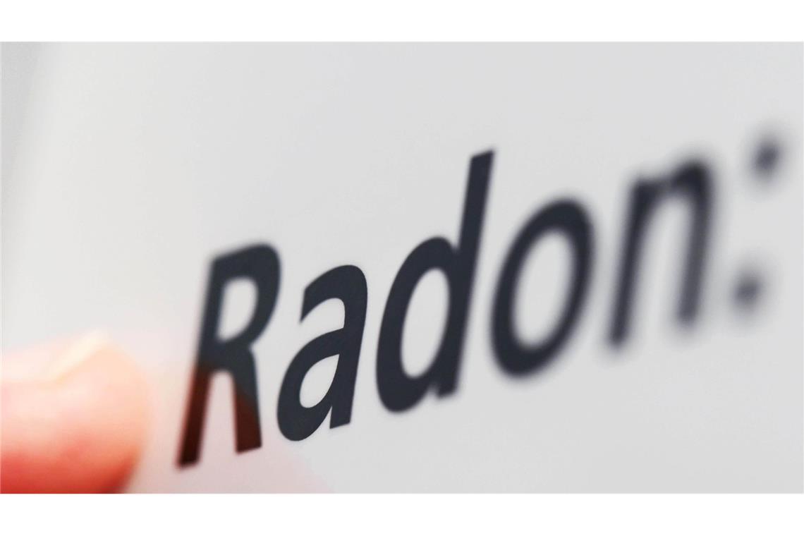 Beim Karlsruher Institut für Technologie (KIT) ist auf einem Plakat das Wort Radon zu lesen.
