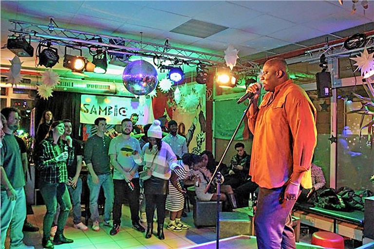 Beim Konzert im „Wohnzimmer“ in Backnang sind internationale Künstler aufgetreten – hier etwa Kwadi, der aus Ghana stammt. Foto: privat