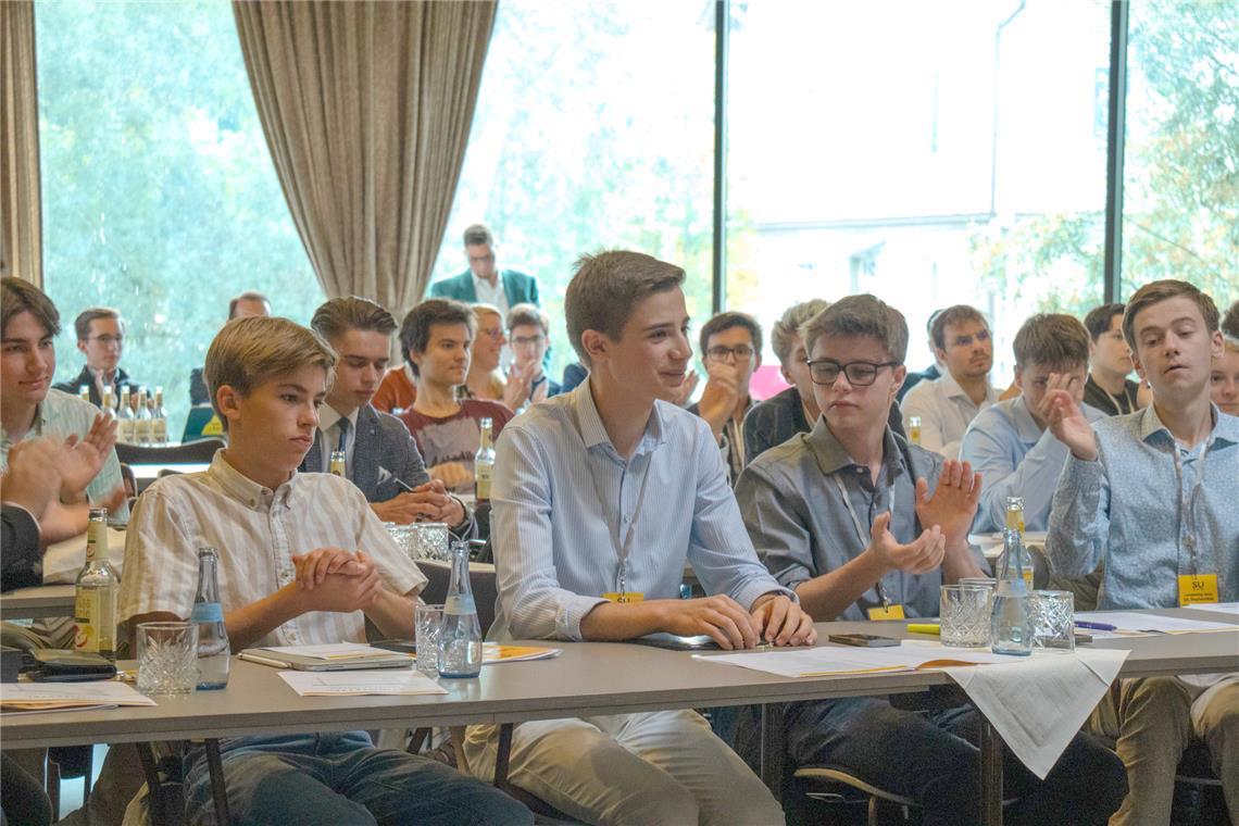 Beim Landestag wählen 87 Prozent der Teilnehmer Manuel Stroh (Mitte) zum Vorsitzenden der Schüler-Union. Foto: Jakob Kühner