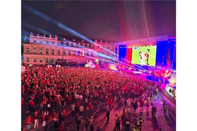 Beim letzten Gruppenspiel der Türkei griff ein Mann drei Zuschauer in der Fanzone auf dem Schlossplatz unvermittelt an.