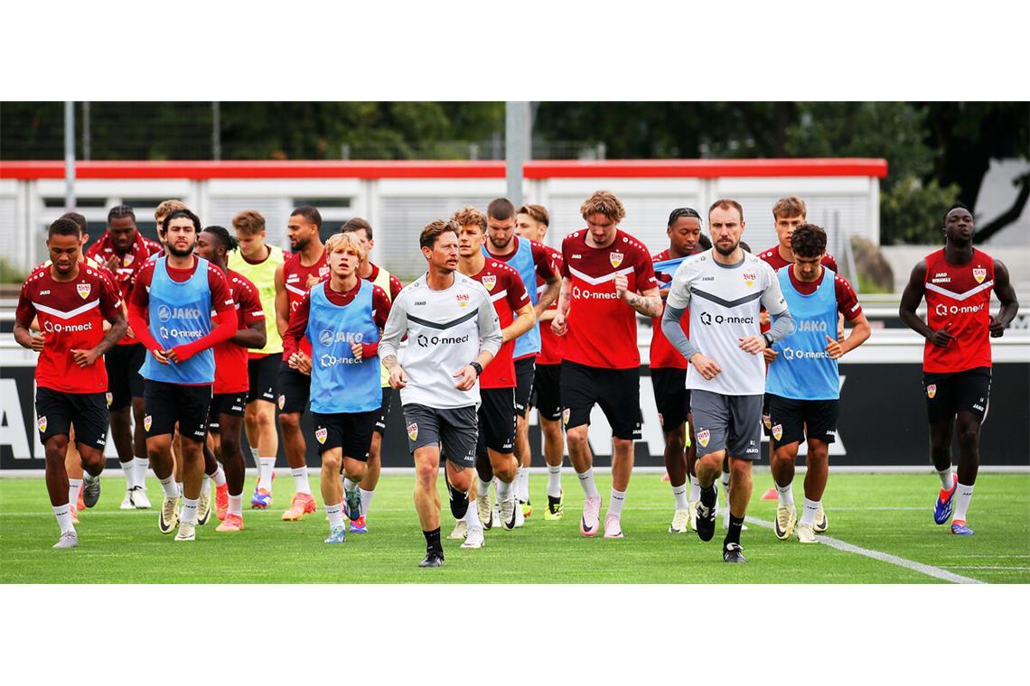 Beim lockeren Aufgalopp der VfB-Profis zum Trainingsstart waren keine Fans zugelassen – logistisch ist das während der nebenan stattfindenden EM-Spiele nicht zu machen.