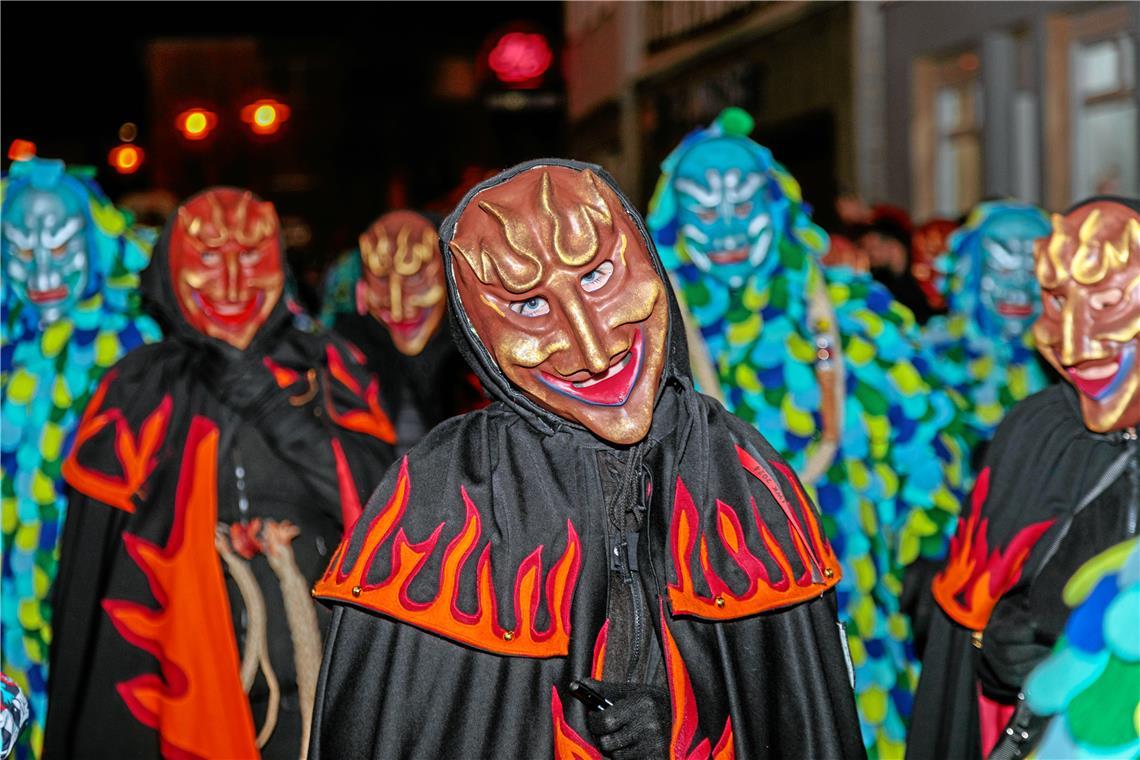 Beim Murrhardter Nachtumzug 2024 trieben die Feuerbarthl und Wasserfratzen ihr Unwesen. Foto: Stefan Bossow