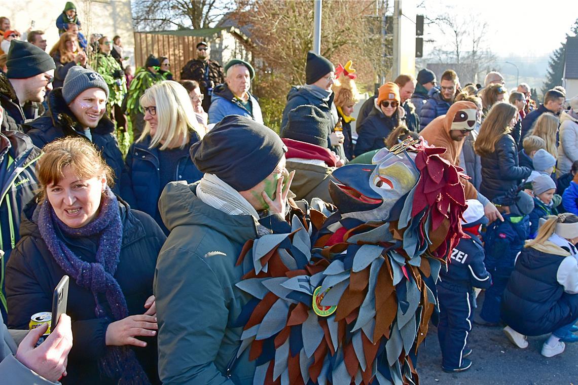 Beim närrischen Treiben geht ein Burgstettener Spatz auf Tuchfühlung mit dem Publikum. Fotos: Tobias Sellmaier