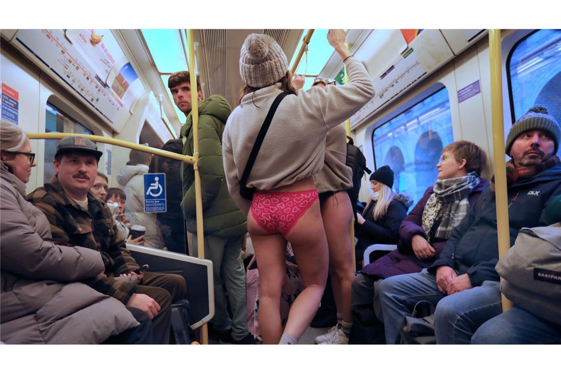 Beim „No trousers tube ride“ fahren Menschen in London ohne Hose mit der U-Bahn.