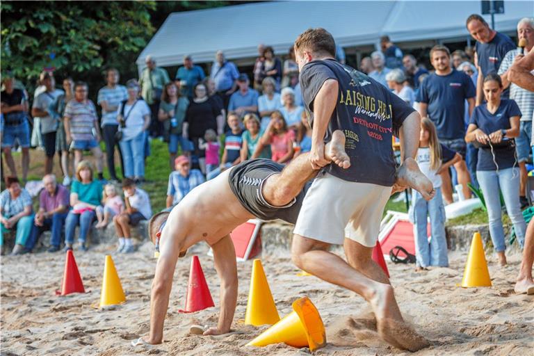 Beim Schubkarrenrennen sind nicht nur Muskeln, sondern auch Geschicklichkeit gefragt. Fotos: Stefan Bossow