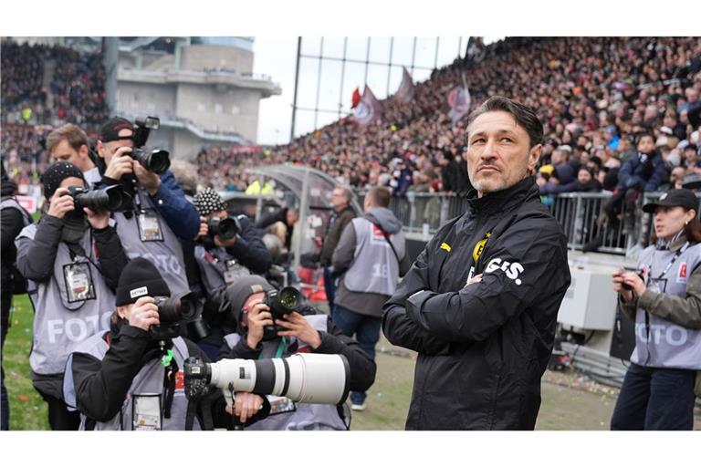 Beim Spiel FC St. Pauli gegen Borussia Dortmund wird Dortmunds Trainer Niko Kovac von den Fotografen umlagert.