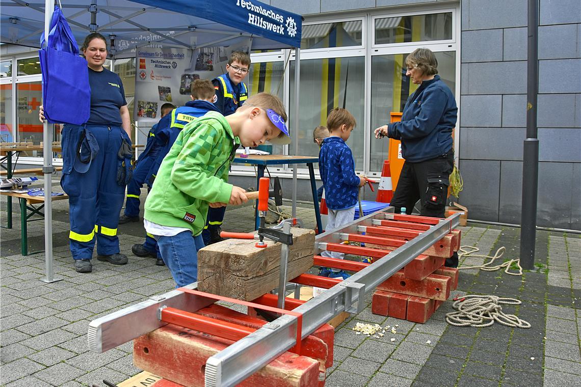 Beim Technischen Hilfswerk wird gehämmert und mit Seilen gearbeitet.