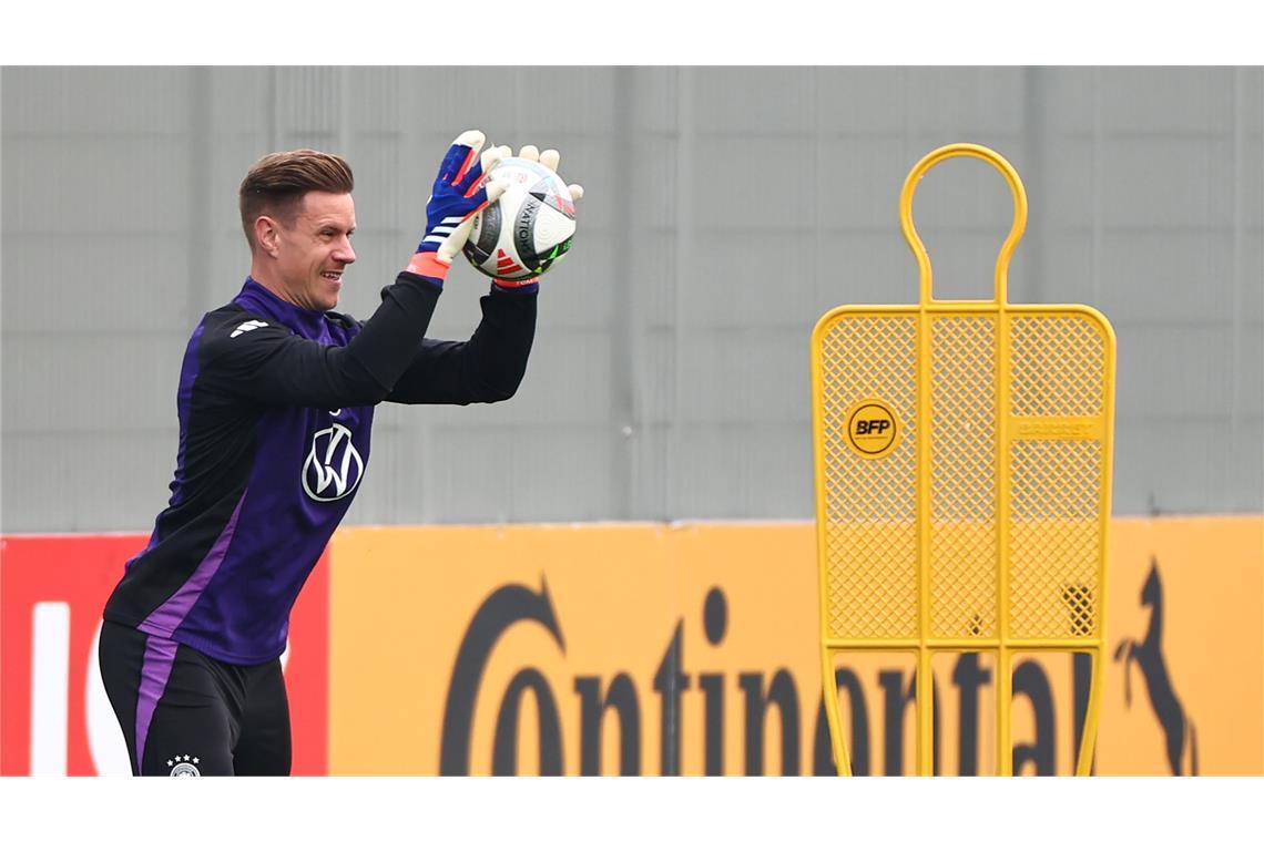 Beim Training der Nationalmannschaft zeigt Marc-André ter Stegen, die neue Nummer Eins im Tor, wie es geht.