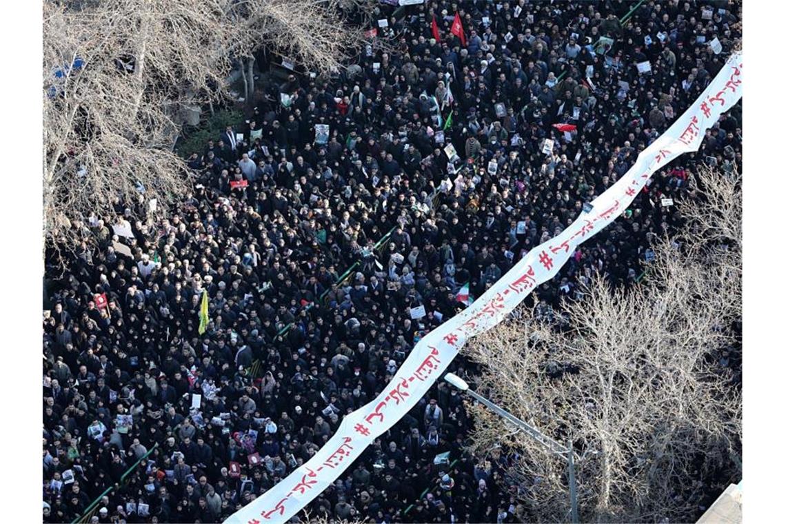 Millionen bei Trauerfeiern für getöteten General in Teheran Beim Trauerzug wird ein Spruchband präsentiert. Foto: -/Office of the Iranian Supreme Leader/dpa