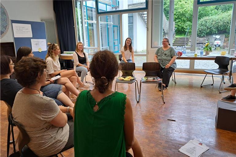 Beim Treffen im geschützten Raum tauschen sich Eltern aus und bekommen auch Hilfsangebote vorgestellt. Foto: Paulinenpflege Winnenden