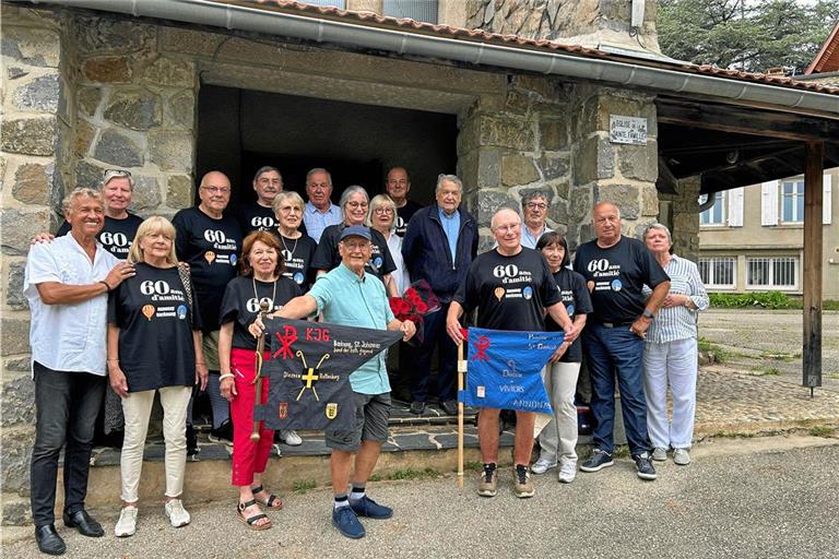 Beim Treffen vor der Kirche Sainte Famille (vordere Reihe von links): Lajos Marton, Christa Freitag, Martine Fogeron, Jean-Paul Faure, Klaus Dimter und Angela, Peter Freitag, Laurence Duranton. Dahinter: Ingrid Ullrich, Gabriel Reymond, Karl-Heinz Pscheidl, Bernadette Devise, Jacques Duranton, Regine Pscheidl, Chantal Reymond, Bernard Jurdic, Daniel Misery und Marcel Reymond. Fotos: privat