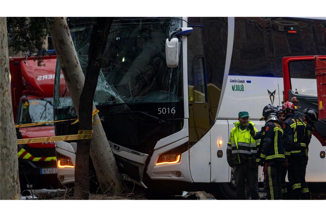 Beim Unfall wurden auch ein Baum und eine Straßenlaterne beschädigt. (Foto aktuell)