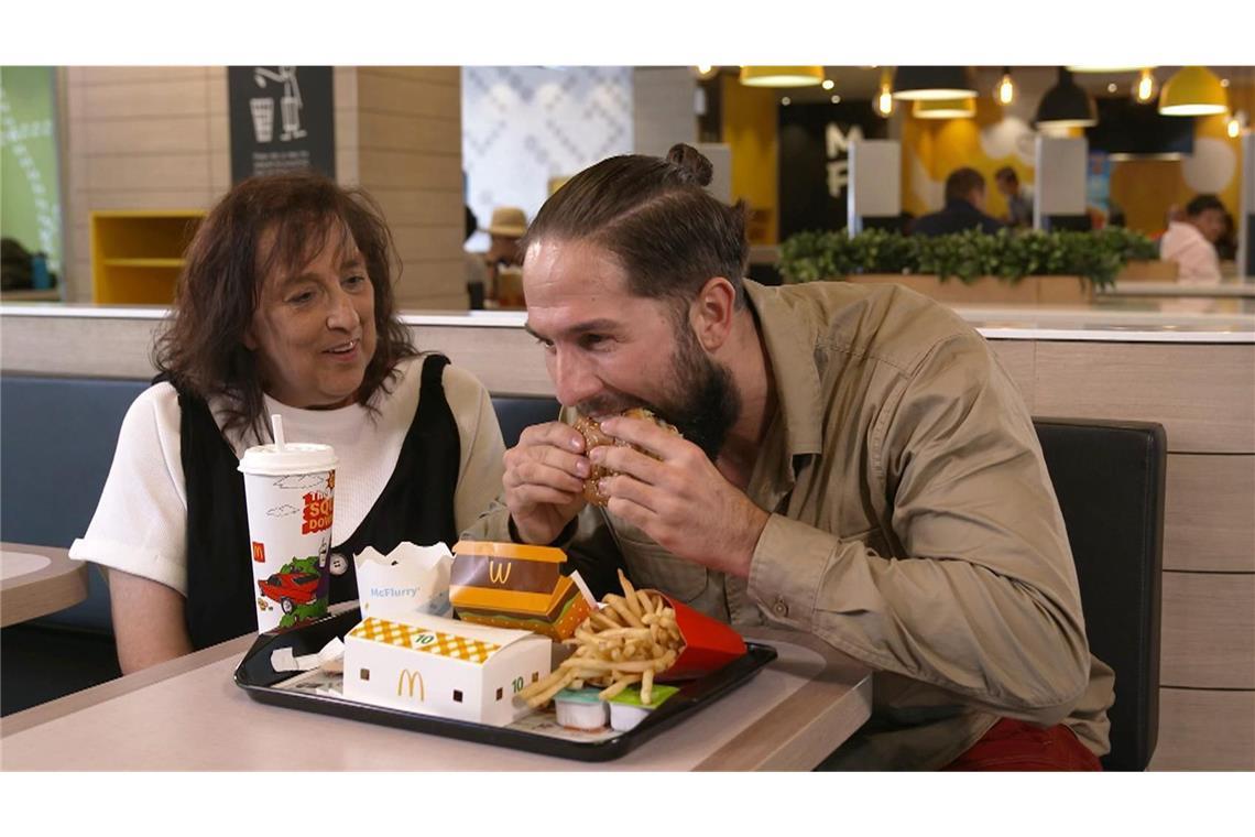 Beim Wiedersehen mit seiner Mutter und einem Hamburger sieht die Welt wieder anders aus.