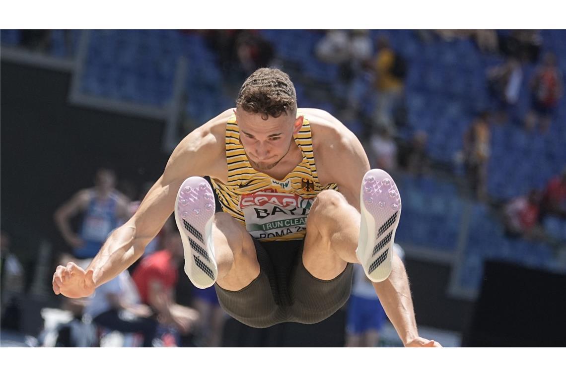 Beine hoch und volle Kraft voraus: Simon Batz geht bei der Leichtathletik-EM im Weitsprung an den Start.