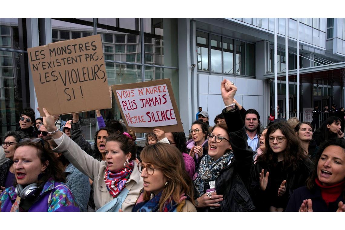 Belästigungsprozess gegen Depardieu in Paris: Frauenrechtlerinnen demonstrieren vor dem Justizpalast.