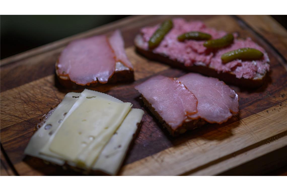 Belegte Brotscheiben: mit Käse, Schinken, Zwiebelmettwurst. (Symbolbild)