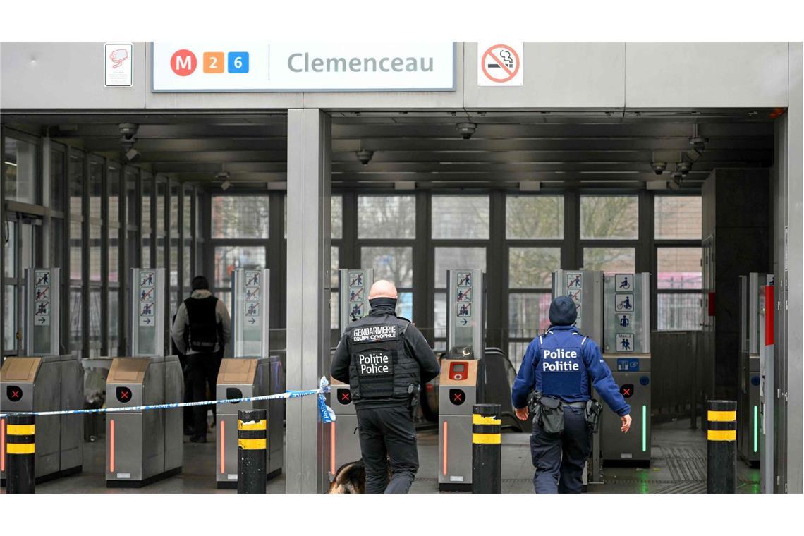 Belgische Polizei am Eingang der U-Bahn-Station Clemenceau in Brüssel.