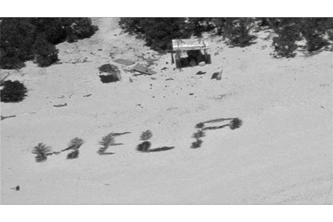 "Bemerkenswertes Zeugnis ihres Willens, gefunden zu werden": "Help" mit Palmwedeln auf Sand geschrieben.
