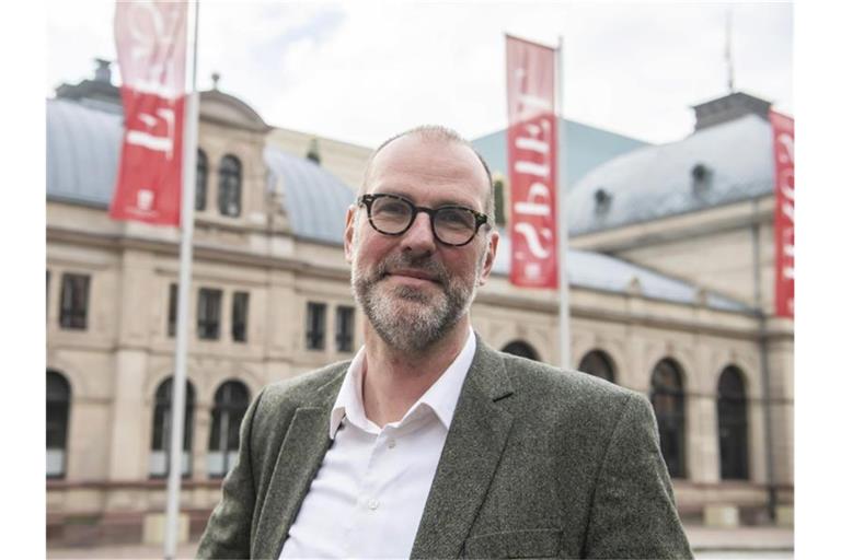 Benedikt Stampa steht vor dem Festspielhaus Baden-Baden. Foto: Uli Deck/dpa/Archivbild