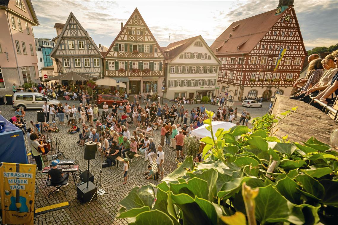 Benjakob und seine Band bringen am Donnerstagabend den Markplatz zum Schwingen. Foto: Alexander Becher