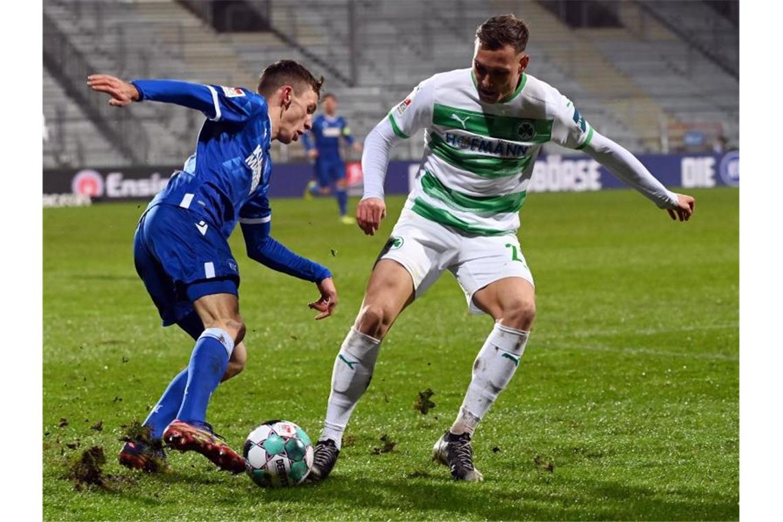 Fürth verpasst Sprung auf ersten Tabellenplatz in 2. Liga Benjamin Goller (l) vom Karlsruher SC und David Raum vom SpVgg Greuther Fürth kämpfen um den Ball. Foto: Uli Deck/dpa