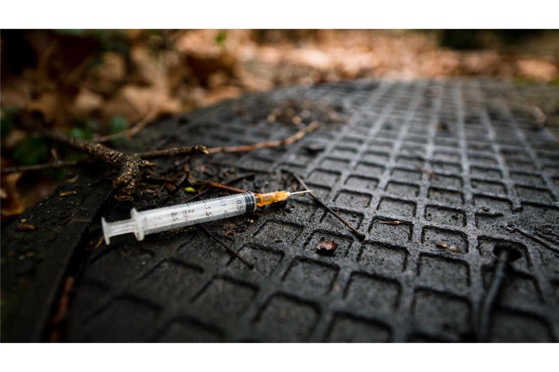 Benutzte Spritze im Gebüsch. Am häufigsten mit Todesfällen verbunden war weiterhin die Droge Heroin.